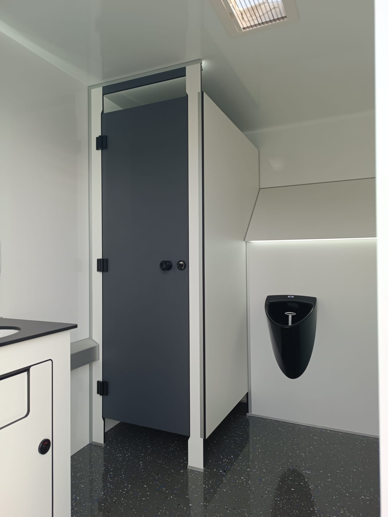 Toilettenwagen 4D+4H – Bild 6