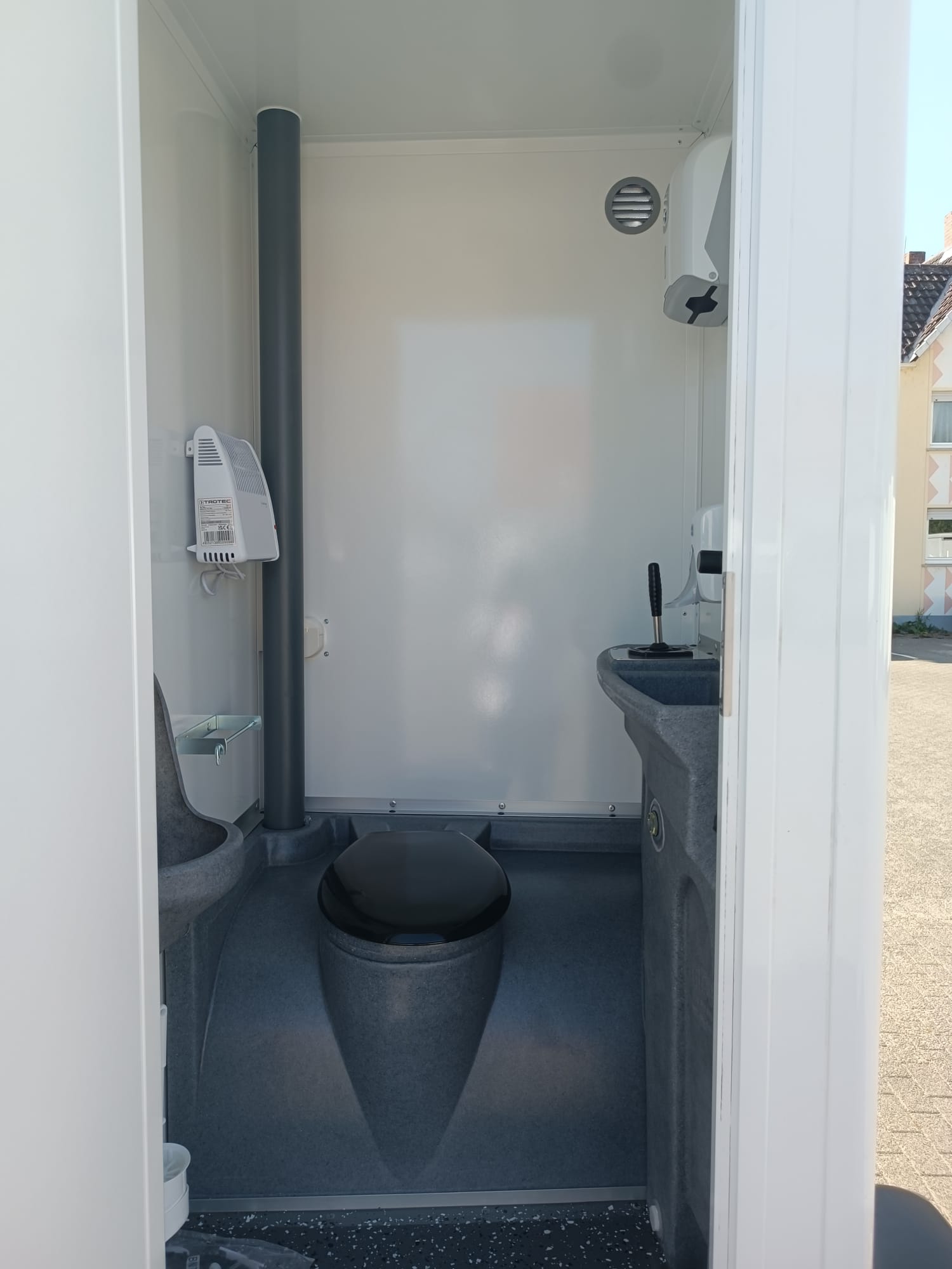 Toilettenwagen autark – Bild 7